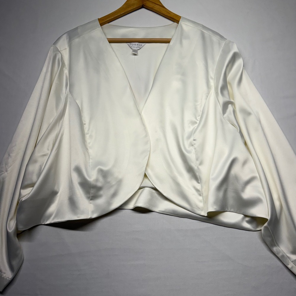 Torrid Ever After Satin Bolero Shrug 5X Ivory Bridal Wedding Formal NWT